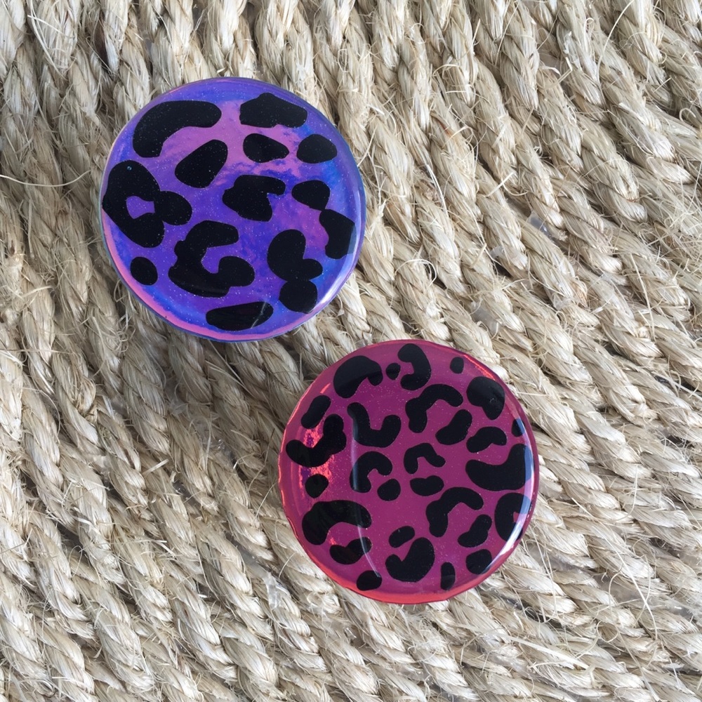 Handmade epoxy resin phone holder - Picture 5 of 5